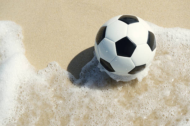 jogo de futebol na praia