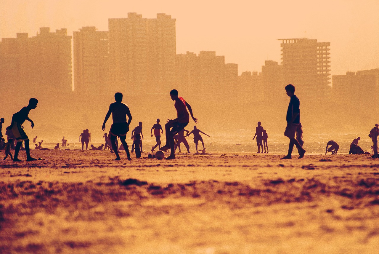 jogo de futebol na praia